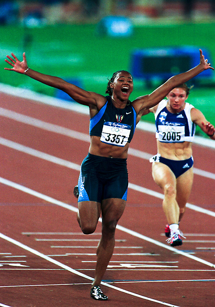 La velocista norteamericana, Marion Jones, gana la final de los 100 m. en atletismo durante los Juegos Oliímpicos de Sydney2000. Ekaterini Thanou logró la medalla de plata , en septiembre de 2000 en Sydney, Australia.